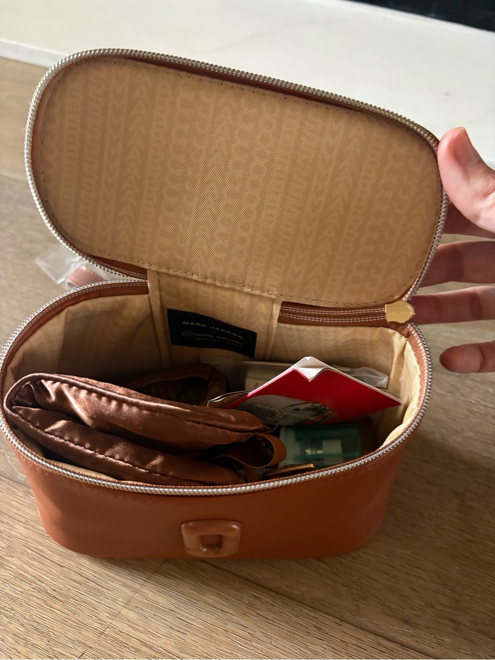 Marc Jacobs Travel Makeup Case China Airlines business class - Picture 3 of 4